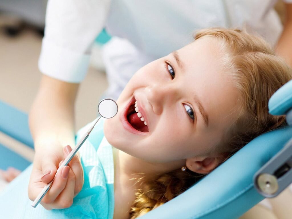 https://dentadent.al/wp-content/uploads/2025/01/bambino-dal-dentista-1024x768-1.jpg